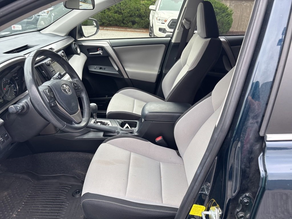 2017 Toyota RAV4 XLE photo 9