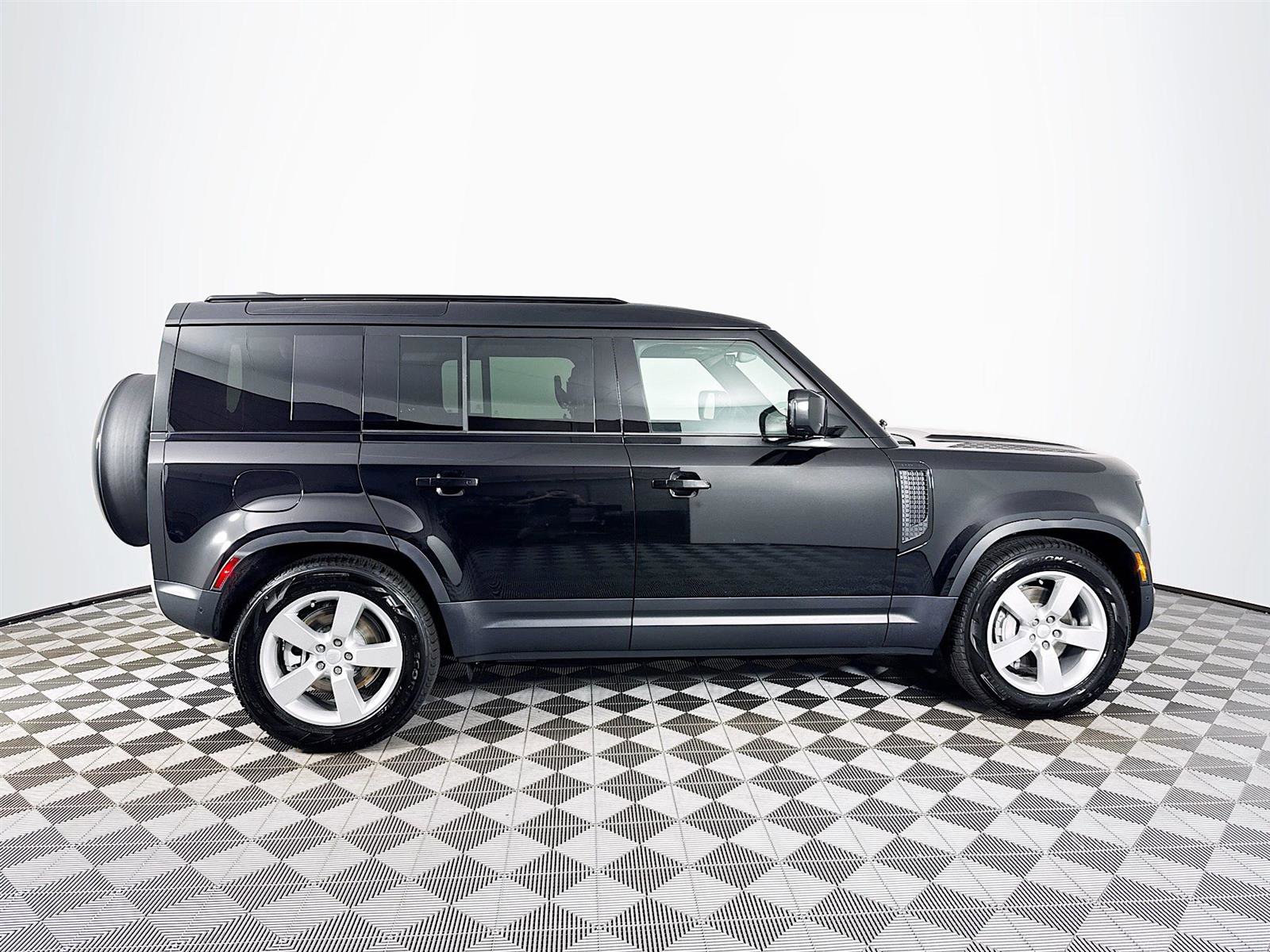2025 Land Rover Defender 110 S photo 3