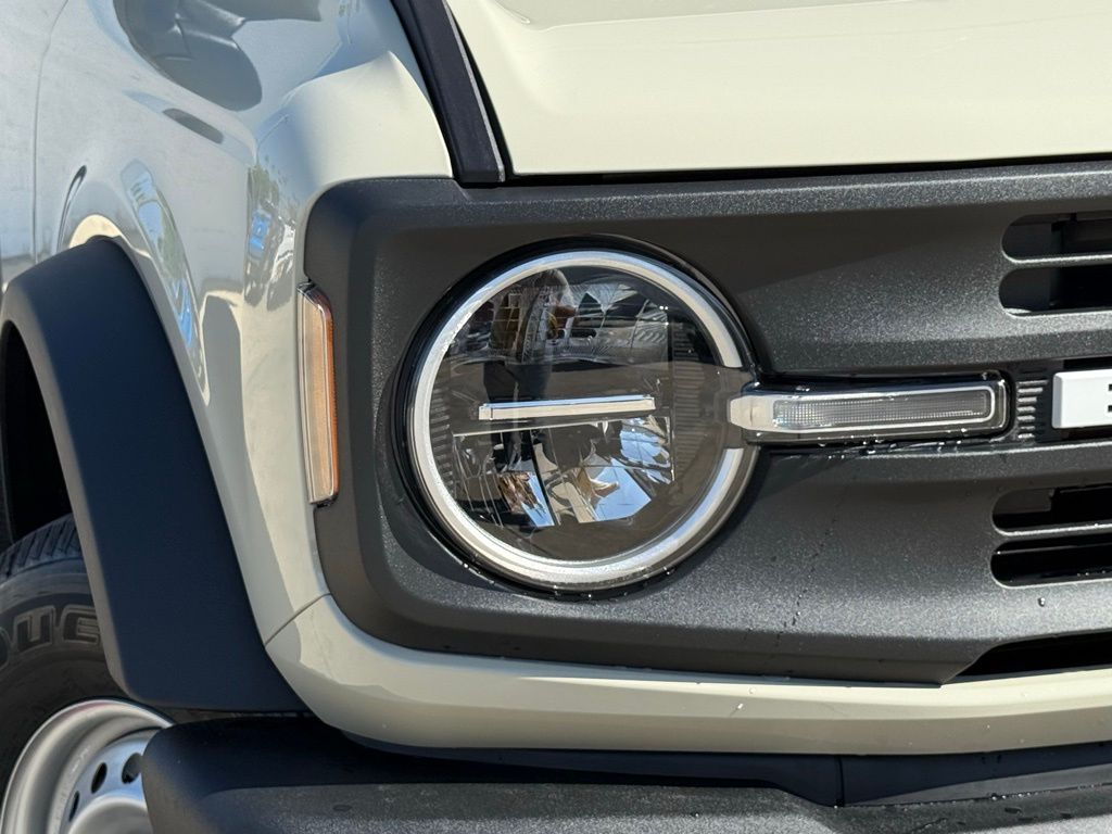 2025 Ford Bronco Base photo 3