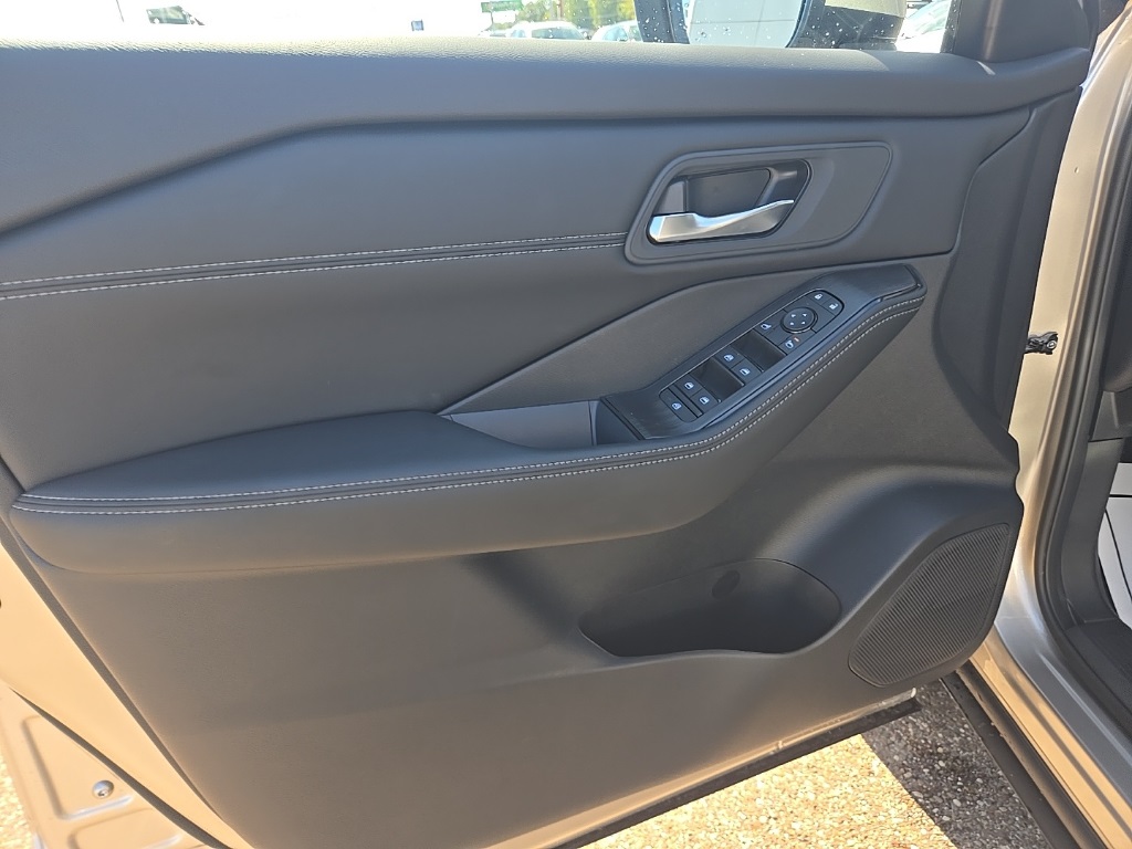 2026 Nissan Rogue SV photo 10