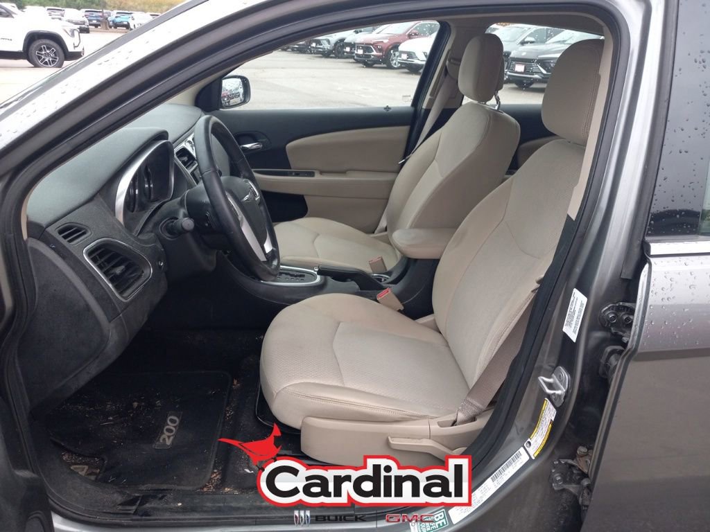 2011 Chrysler 200 Touring photo 16