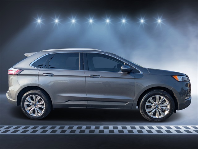 2022 Ford Edge Titanium photo 2