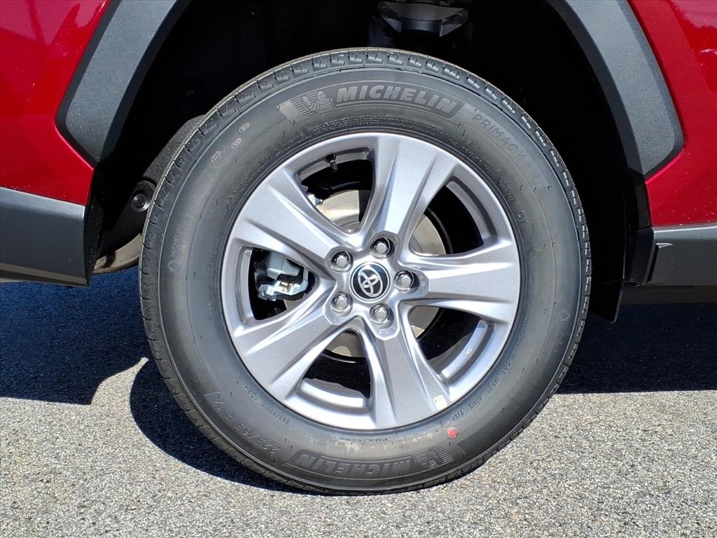 2025 Toyota RAV4 XLE photo 4