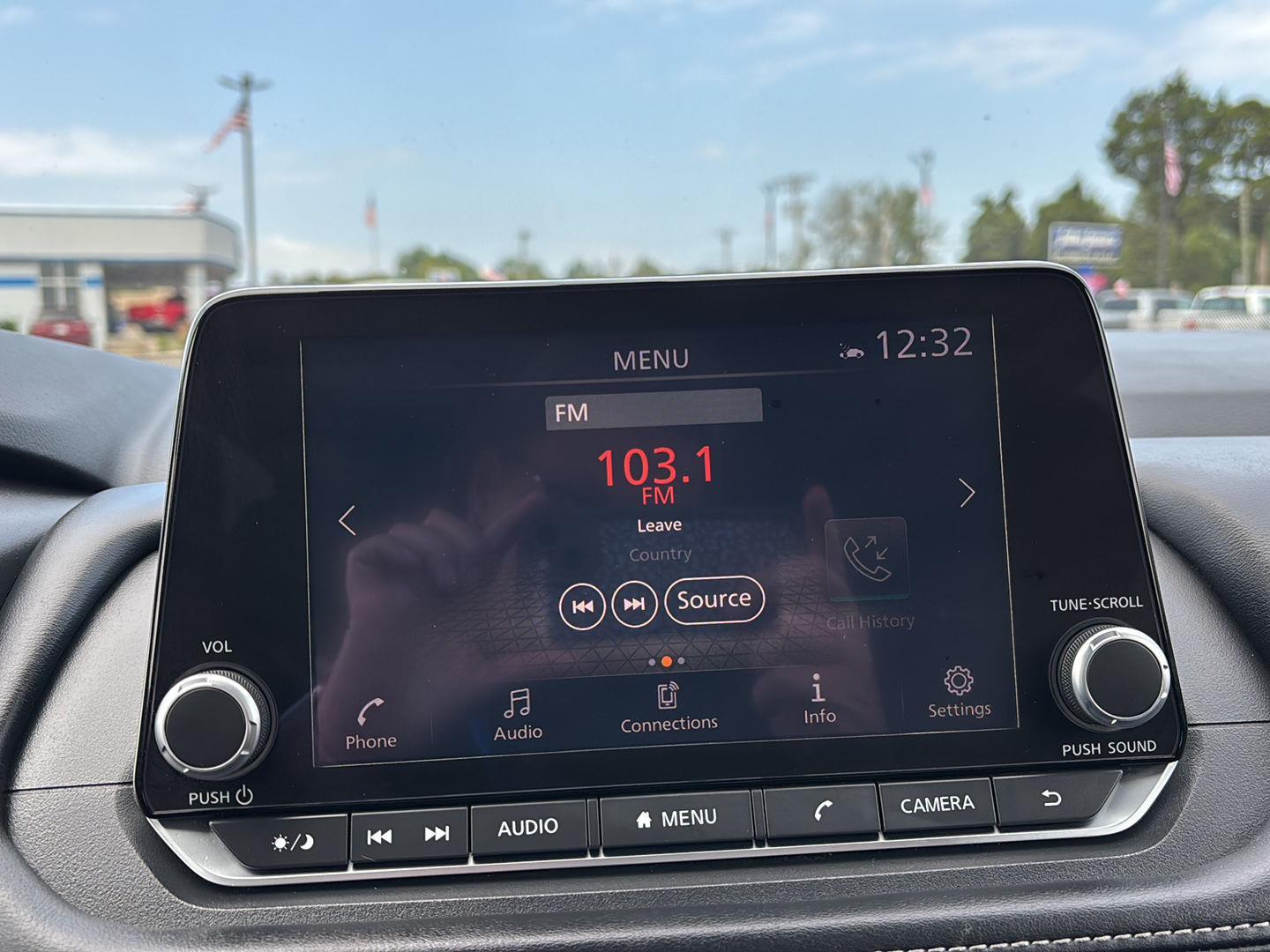2024 Nissan Rogue SV photo 2