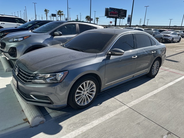 2016 Volkswagen Passat SE's photo