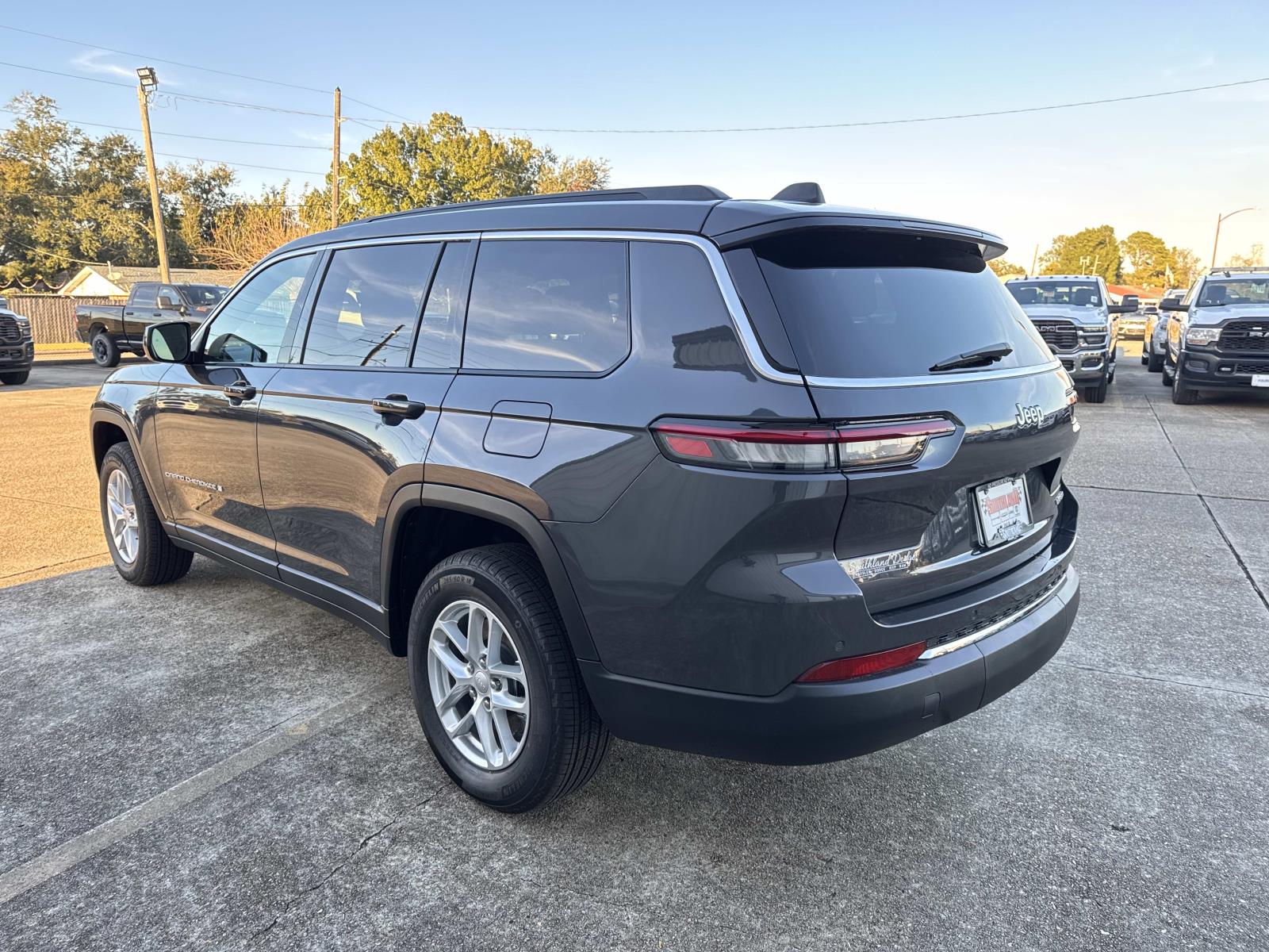 2025 Jeep Grand Cherokee Laredo X photo 2