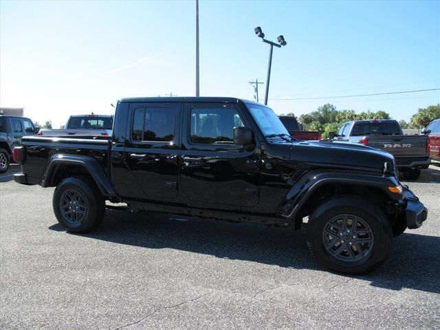 2025 Jeep Gladiator Sport S photo 2