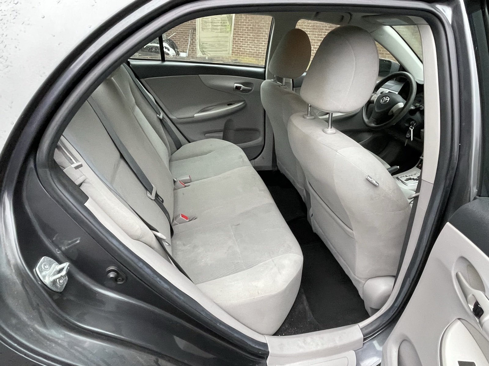 2013 Toyota Corolla LE photo 9