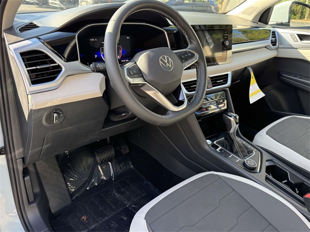 2025 Volkswagen Taos SE photo 2