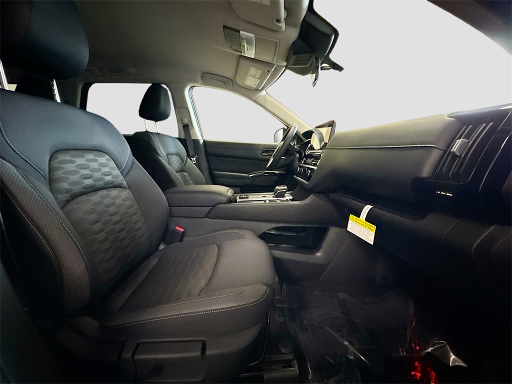 2025 Nissan Pathfinder SV photo 8