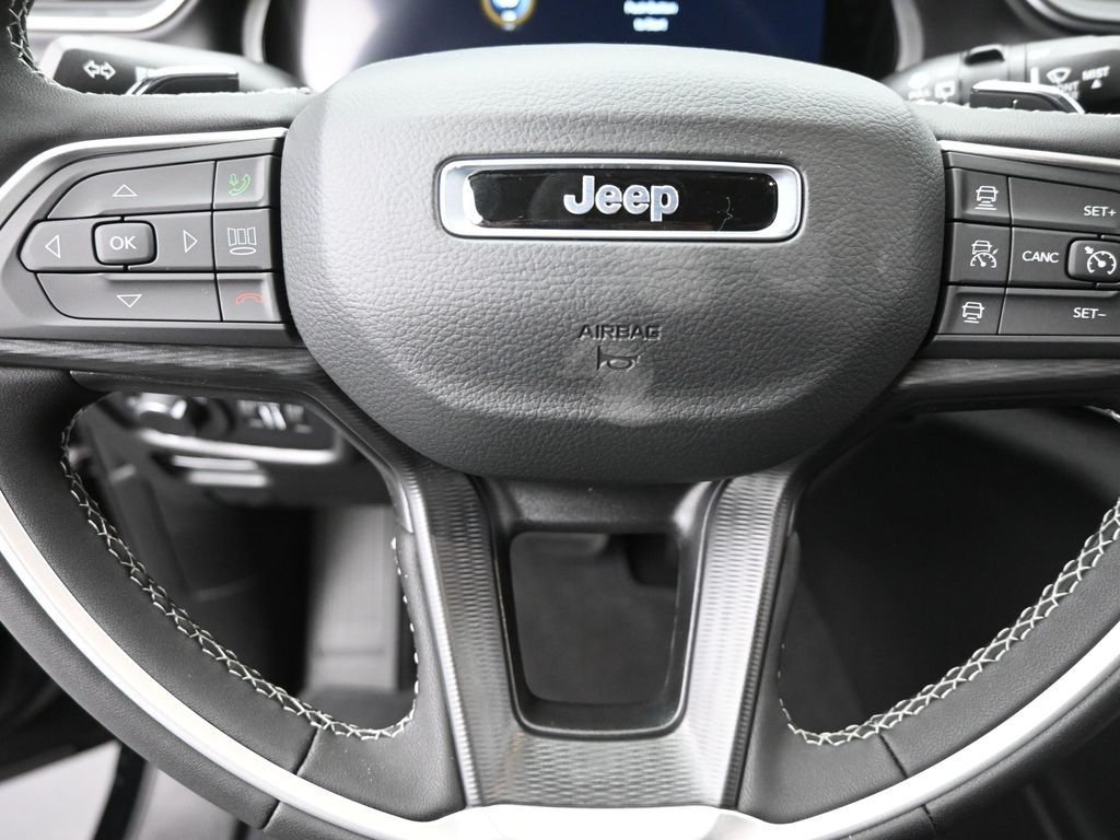 2025 Jeep Grand Cherokee Laredo photo 12