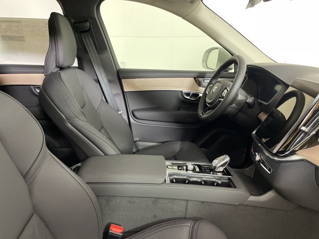 2025 Volvo XC90 T8 AWD Plus photo 13