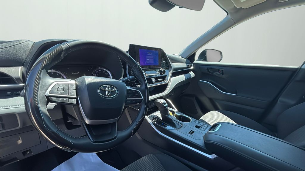 2024 Toyota Highlander LE photo 11