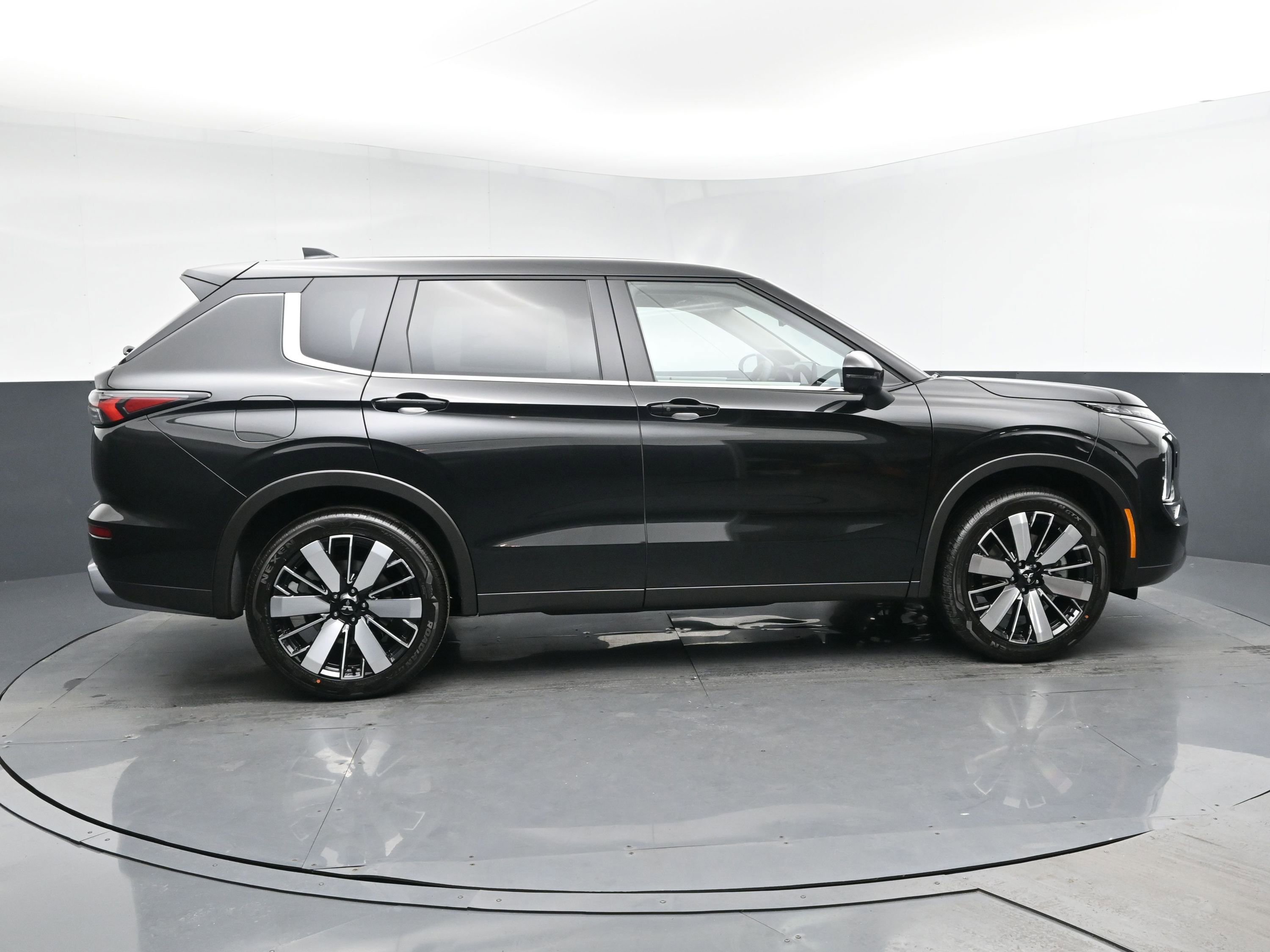 2025 Mitsubishi Outlander SE photo 3