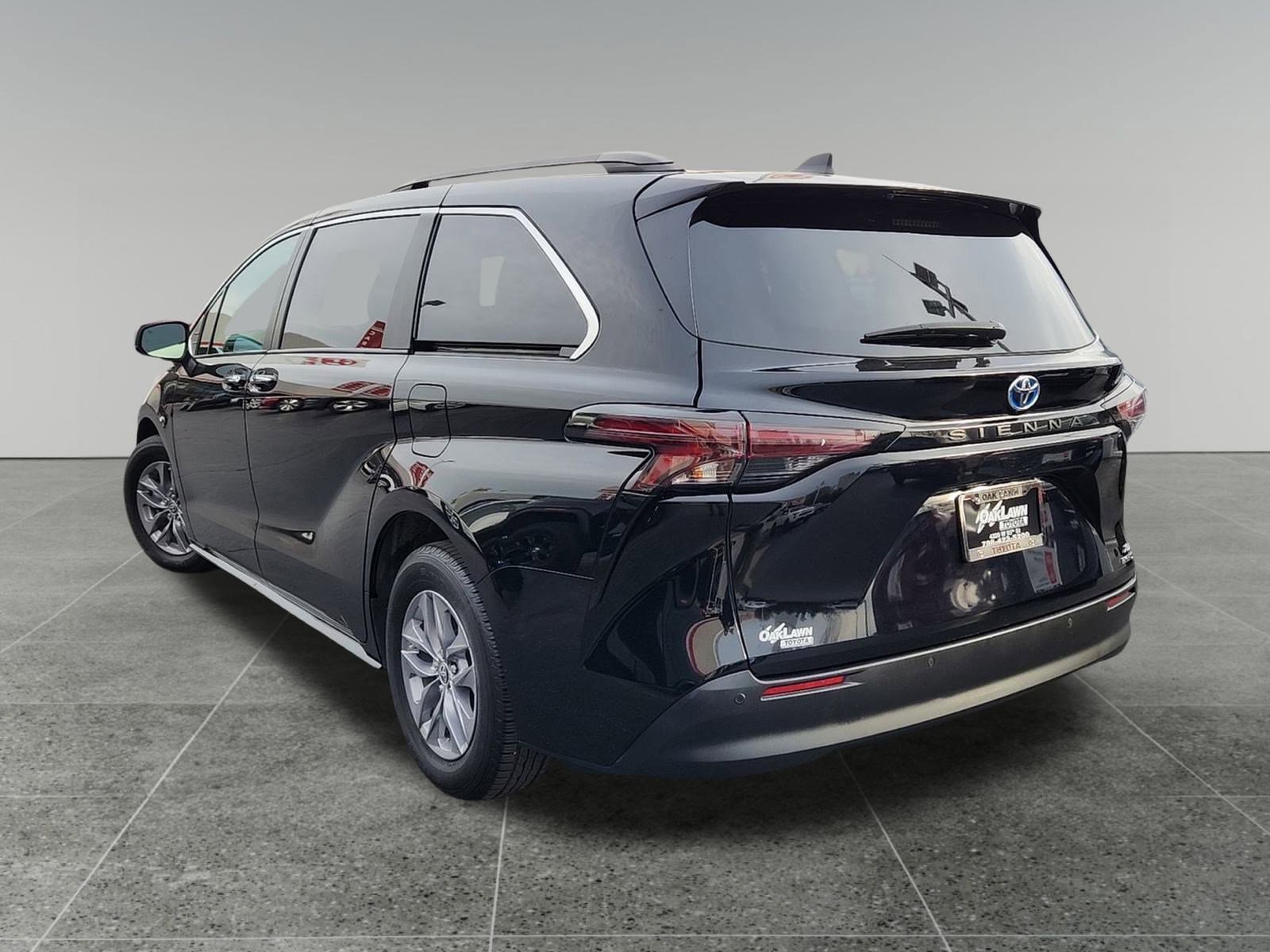 2023 Toyota Sienna XLE photo 5