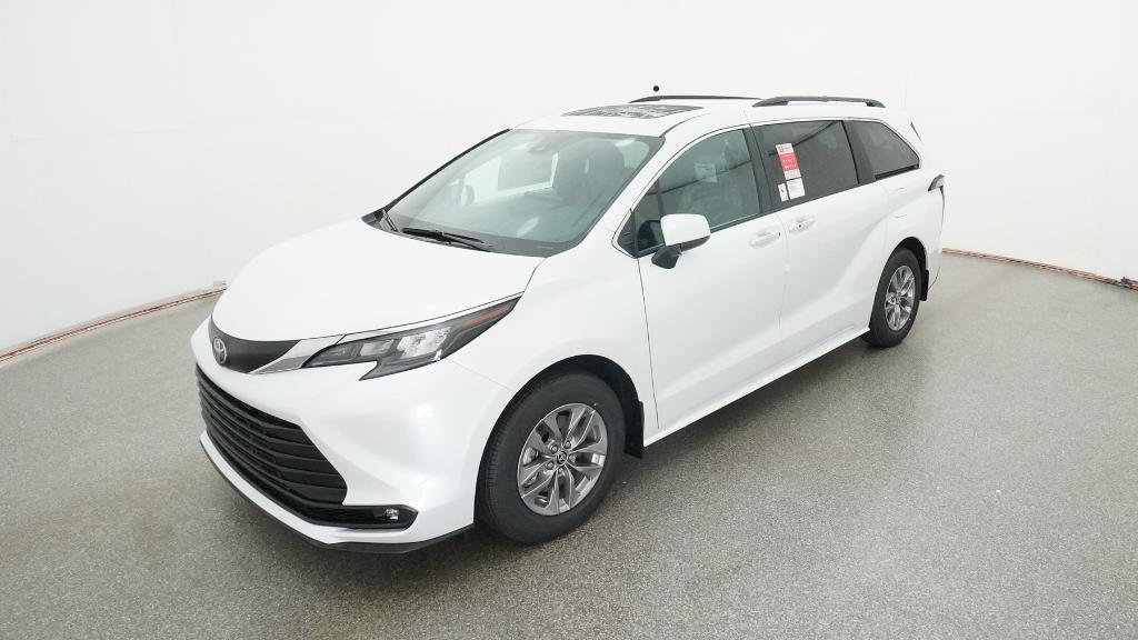 2026 Toyota Sienna XLE's photo