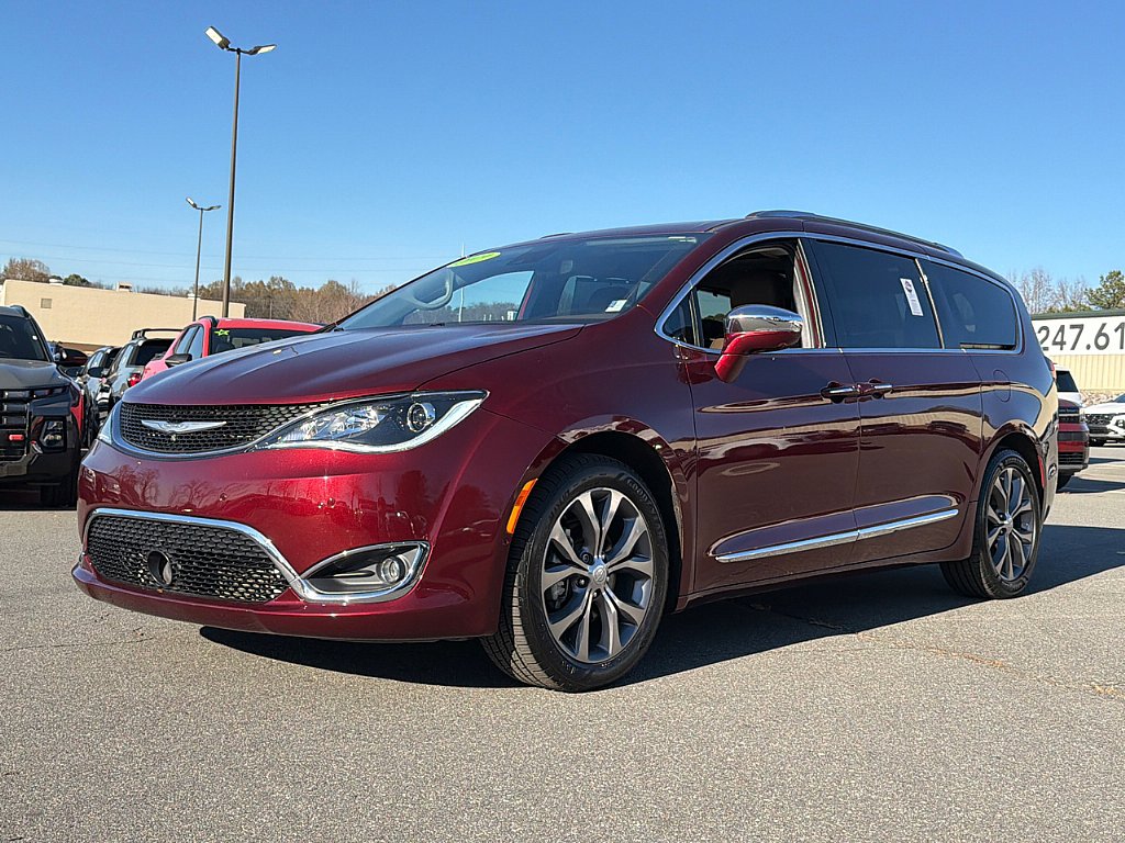 2019 Chrysler Pacifica Limited's photo
