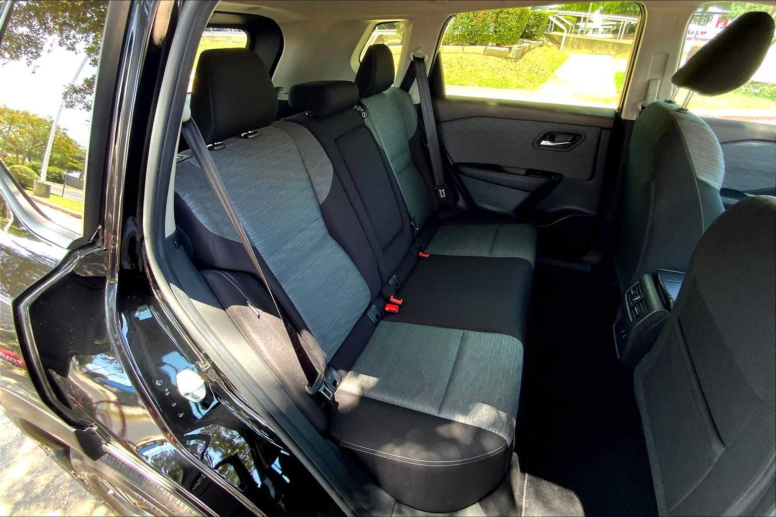 2023 Nissan Rogue SV photo 16