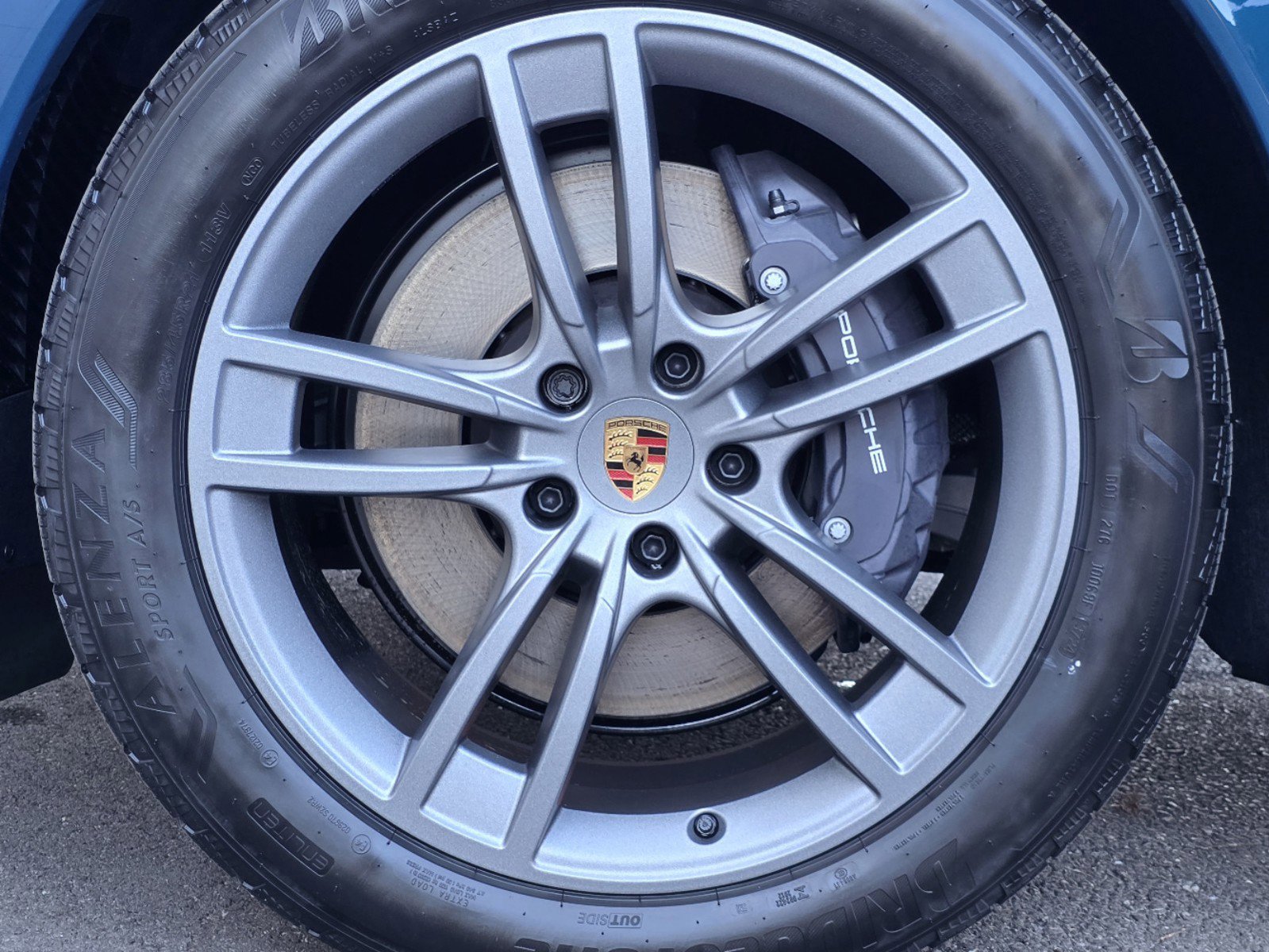 2025 Porsche Cayenne photo 2