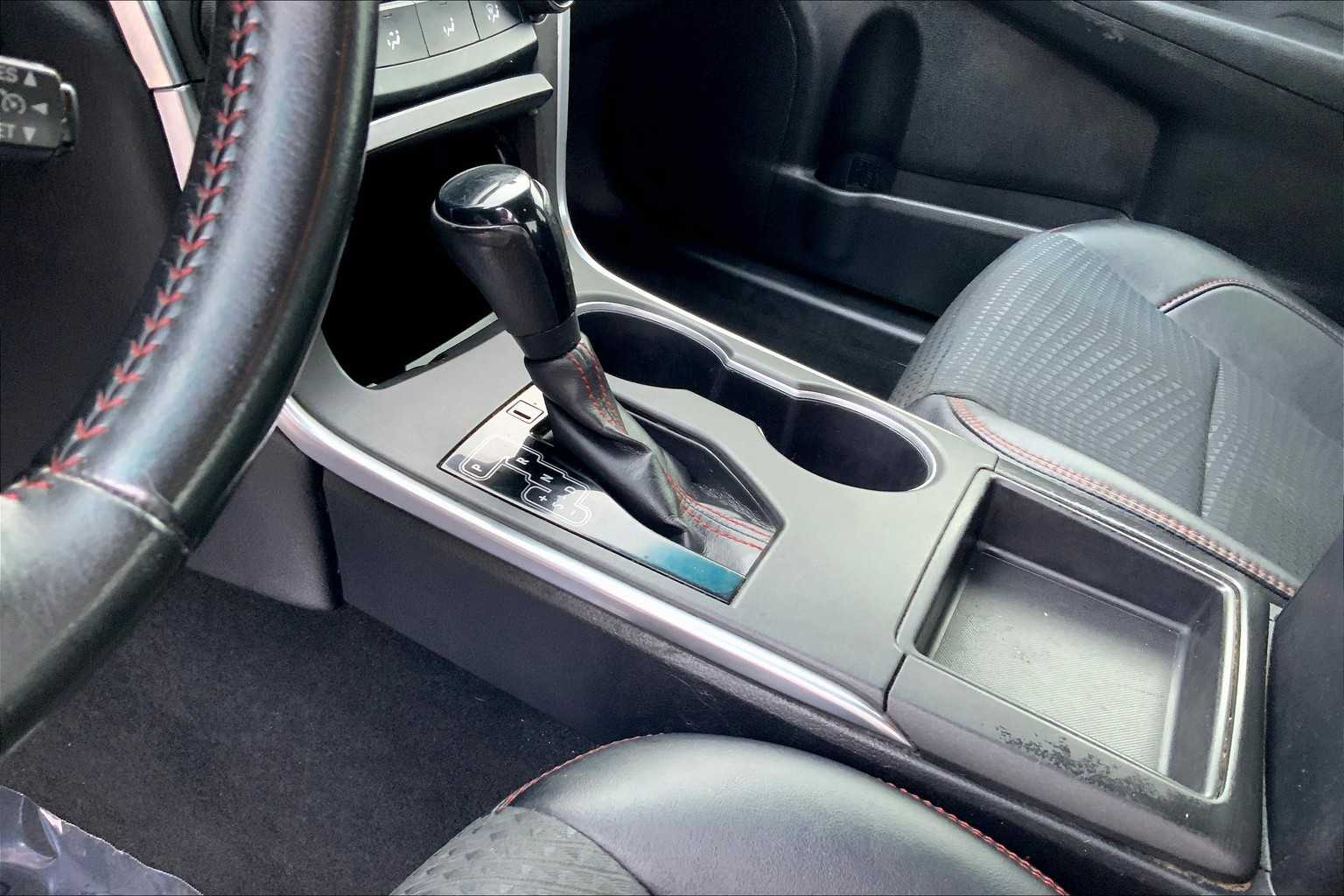 2015 Toyota Camry SE photo 14