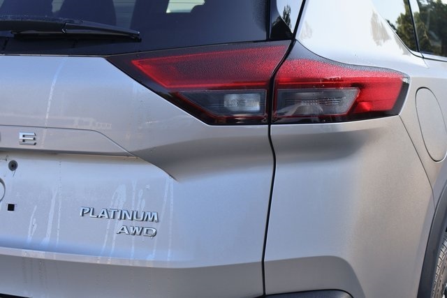 2021 Nissan Rogue Platinum photo 2