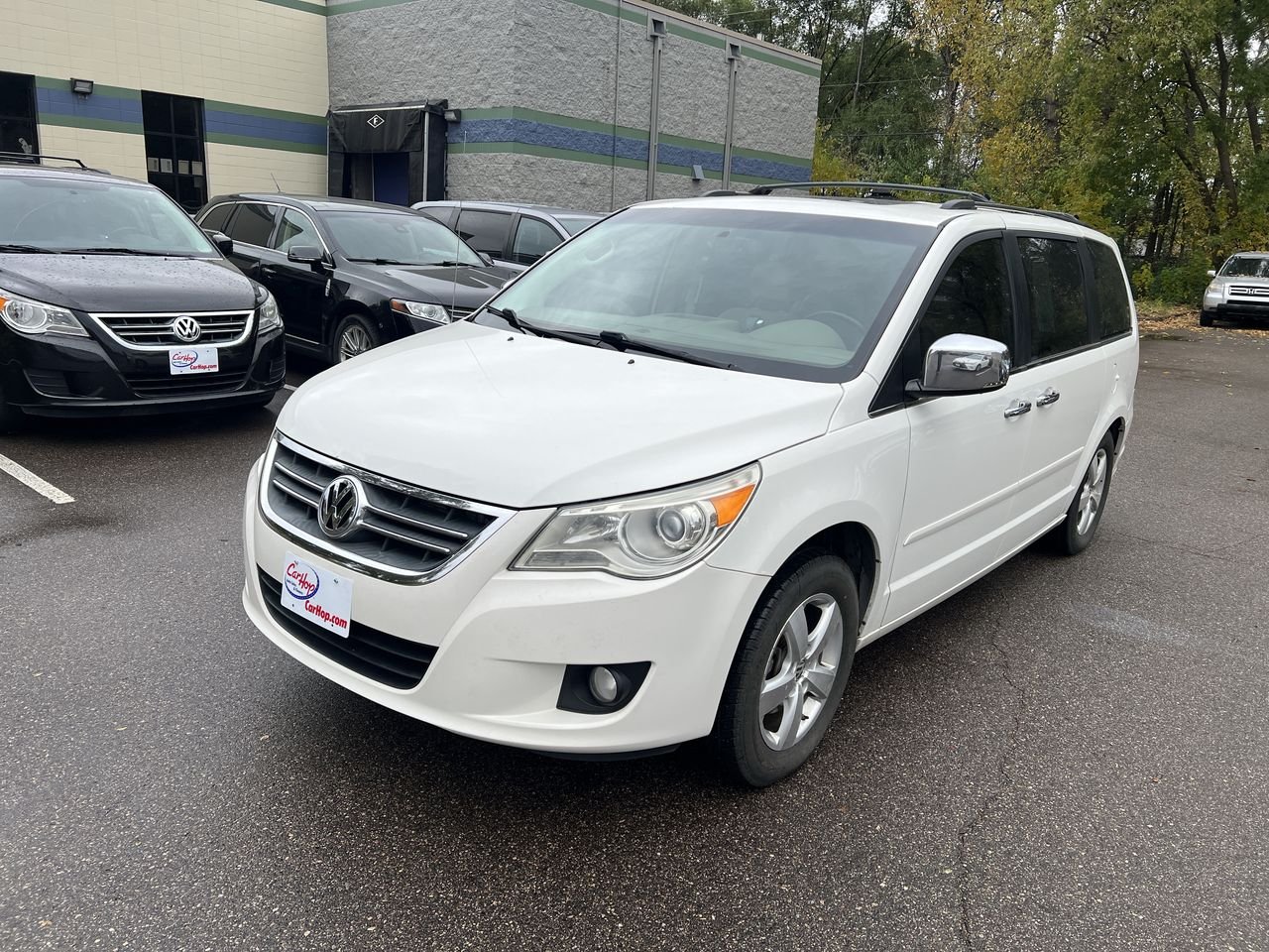2010 Volkswagen Routan SEL's photo