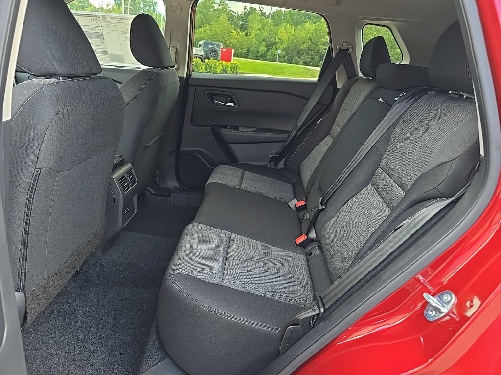 2026 Nissan Rogue SV photo 4