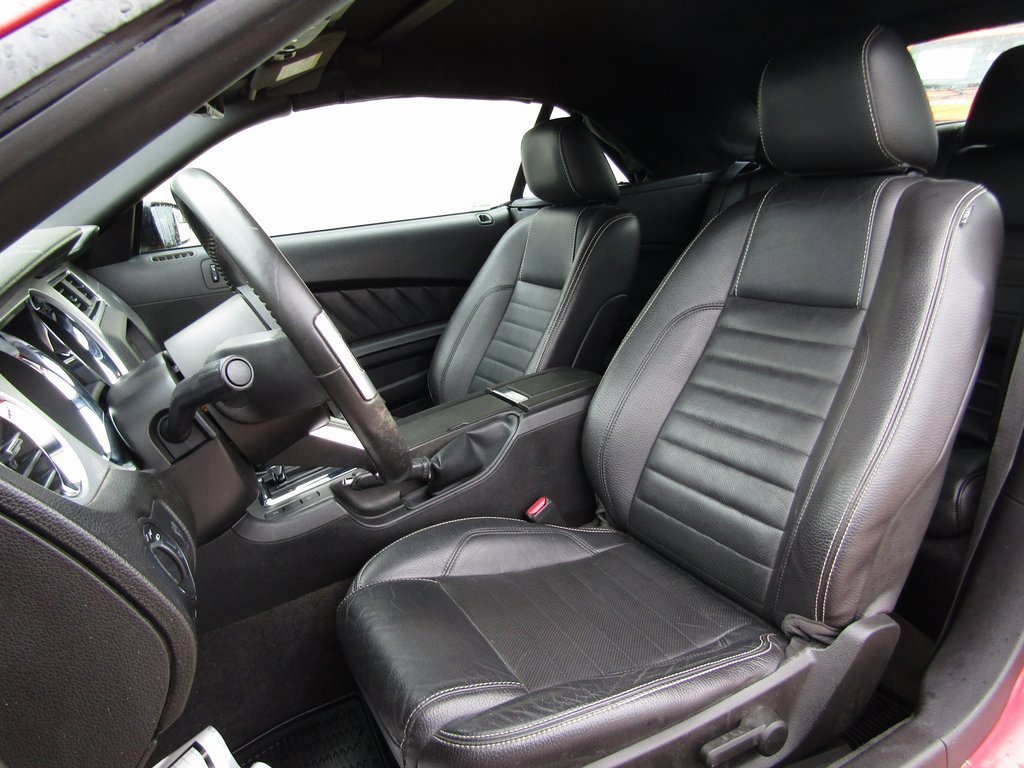 2011 Ford Mustang V6 Premium photo 11