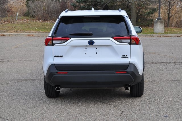 2022 Toyota RAV4 Hybrid XLE photo 3