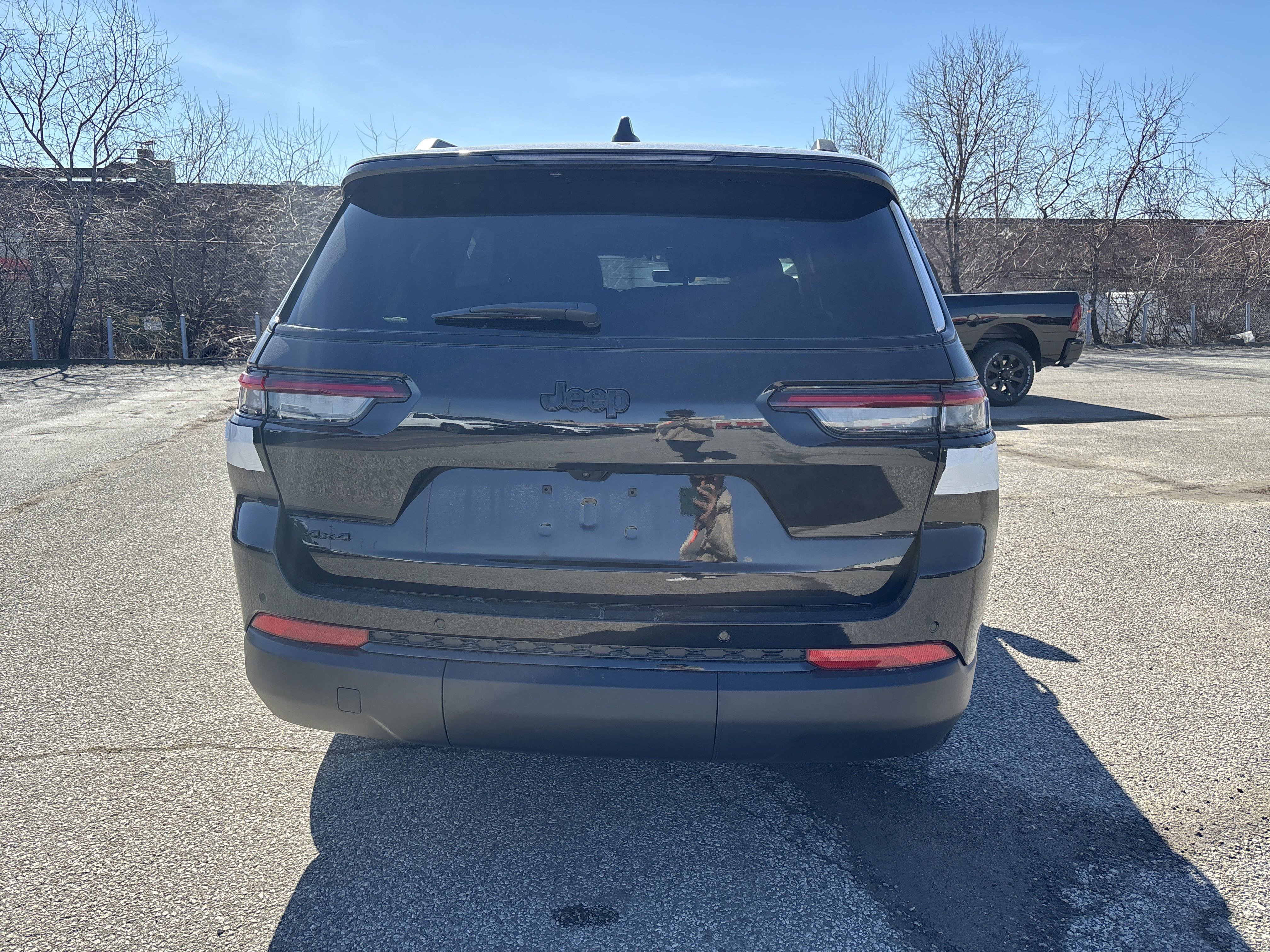 New 2025 Diamond Black Crystal Pearl Jeep Altitude image 1