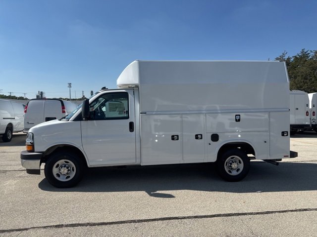 2025 Chevrolet Express Cutaway 3500 photo 3