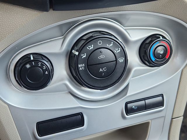 2014 Ford Fiesta SE photo 30