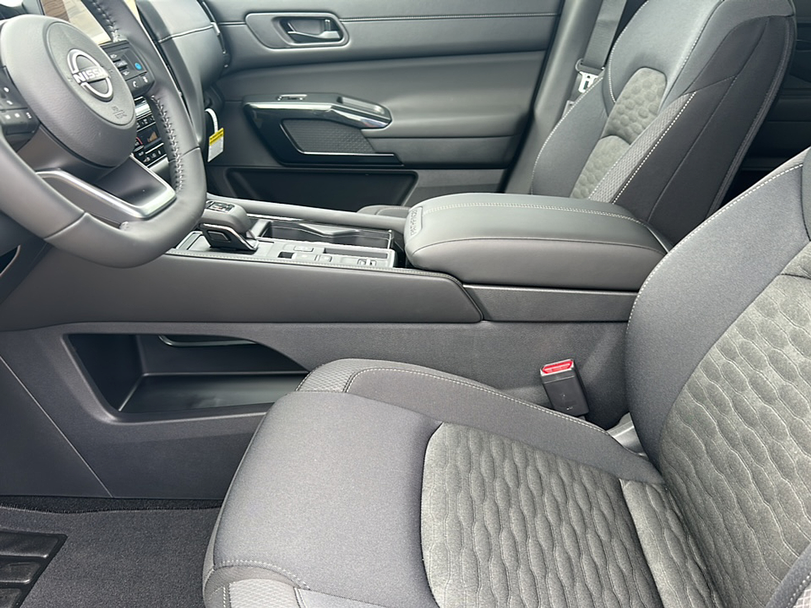 2025 Nissan Pathfinder SV photo 2