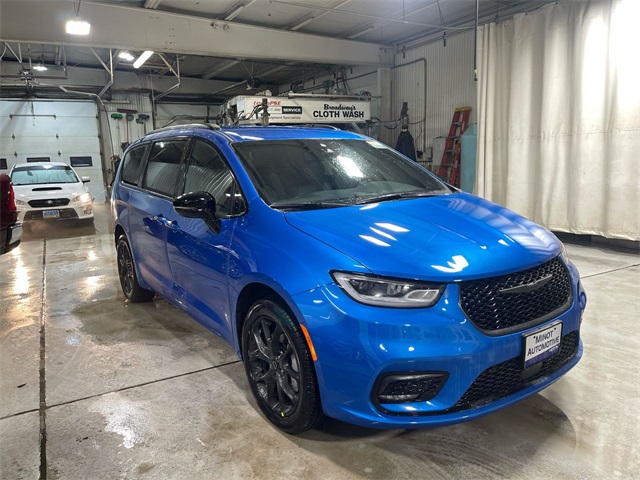 2026 Chrysler Pacifica Select's photo