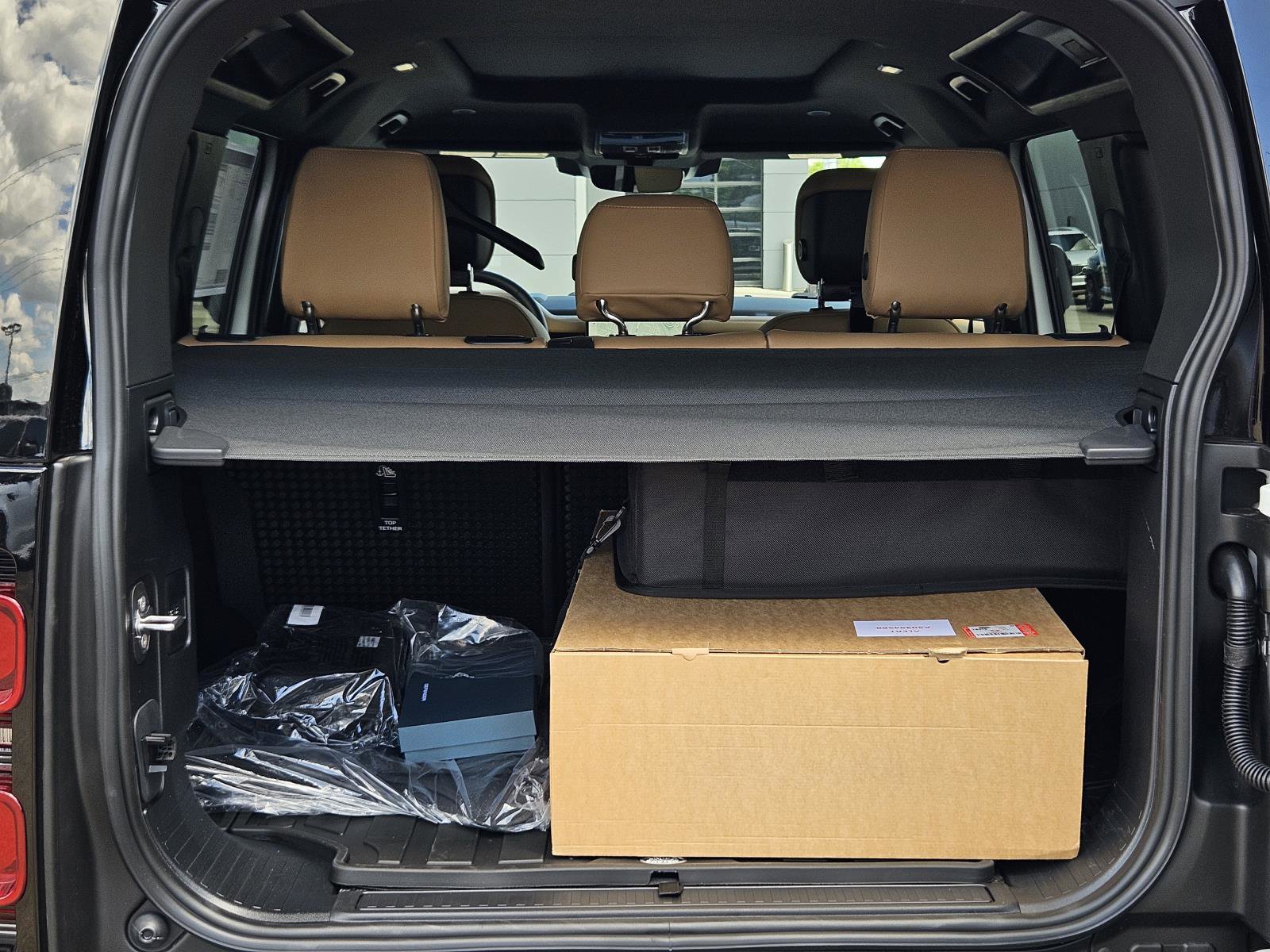 2025 Land Rover Defender 110 X-Dynamic SE photo 7