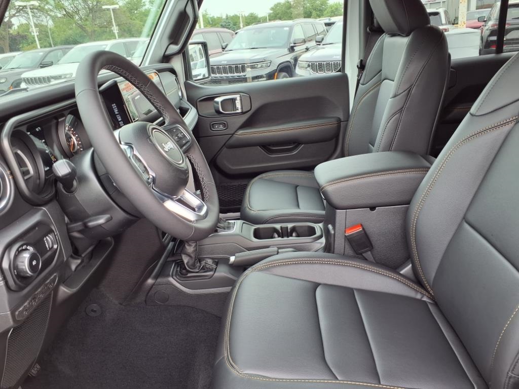 2025 Jeep Wrangler Sahara photo 7