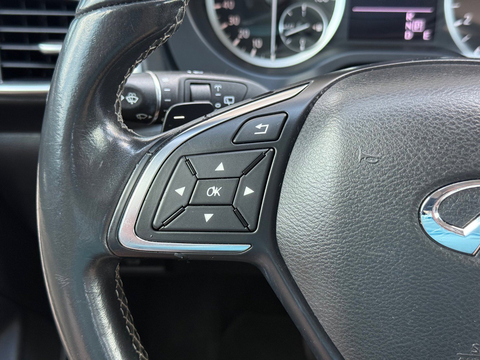 2017 Infiniti QX30 Premium photo 14