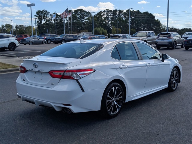 2020 Toyota Camry SE photo 3