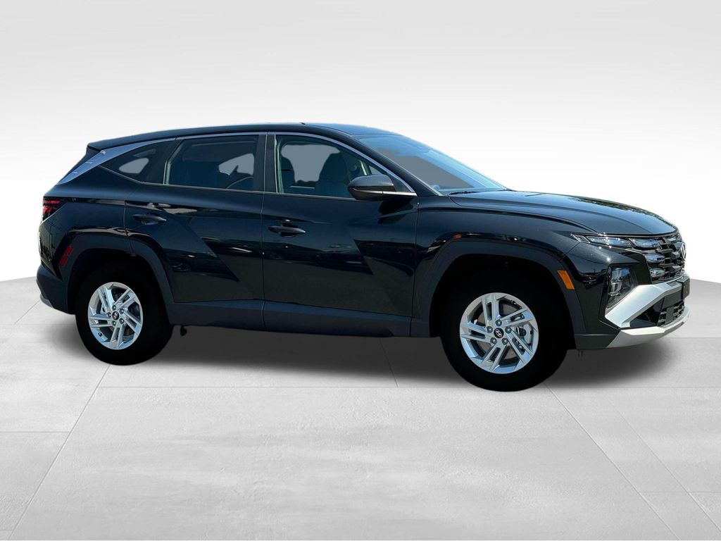 2025 Hyundai Tucson SE photo 2