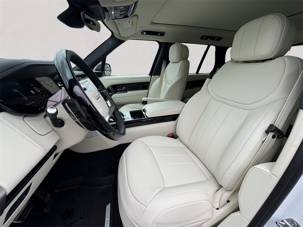 2025 Land Rover Range Rover SE photo 7