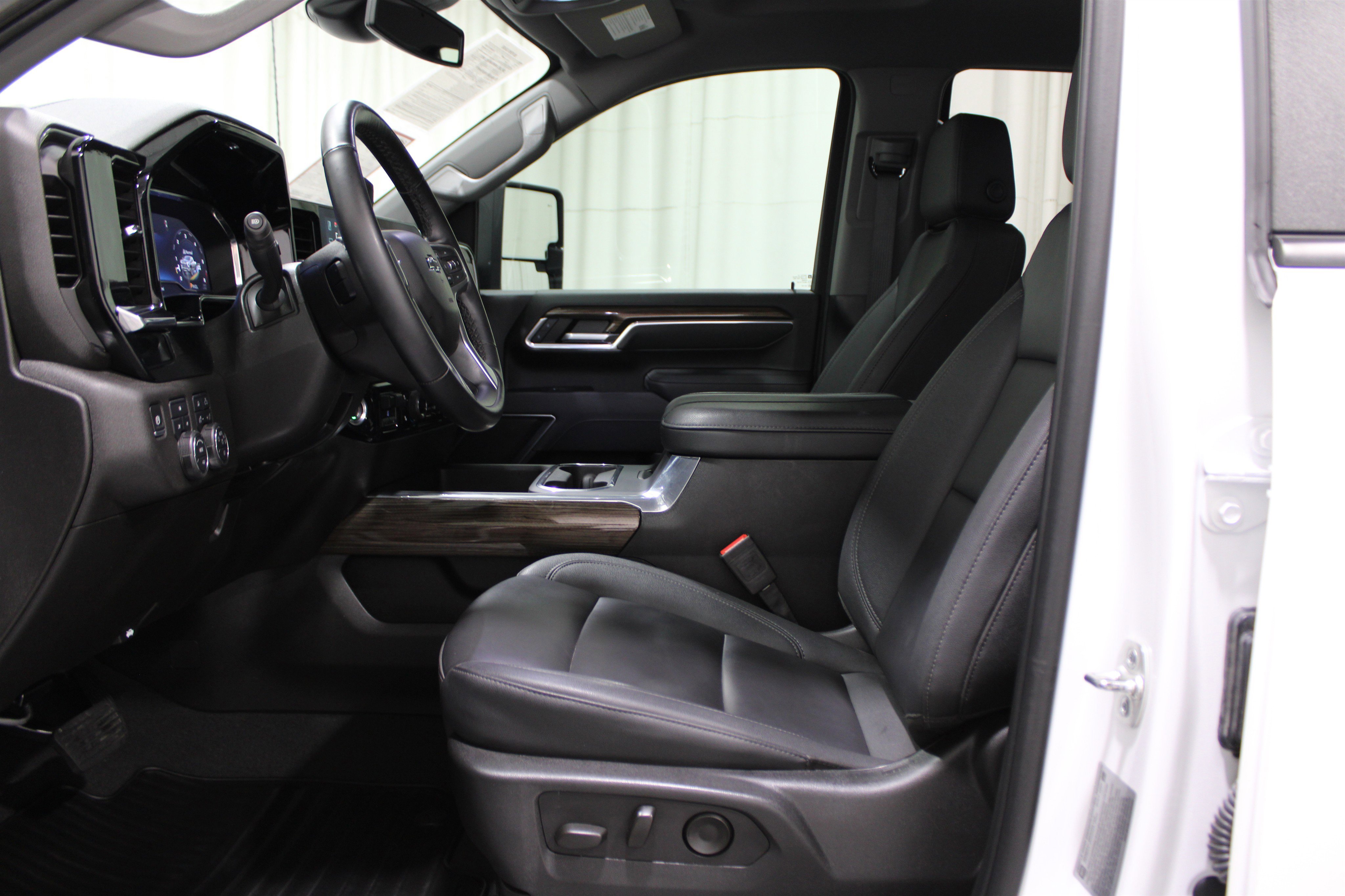 2025 Chevrolet Silverado 2500HD LT photo 3