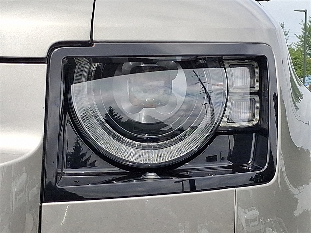 2025 Land Rover Defender 110 S photo 6