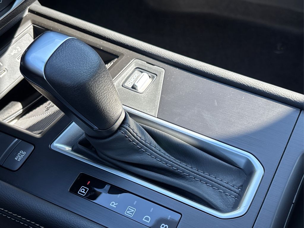 2025 Nissan Kicks SV photo 8