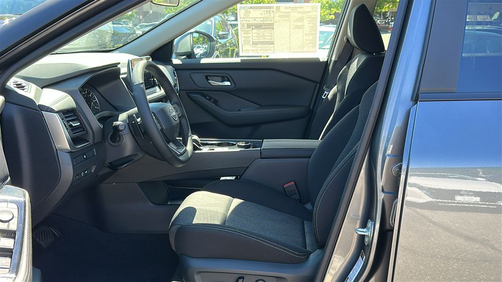 2026 Nissan Rogue SV photo 10