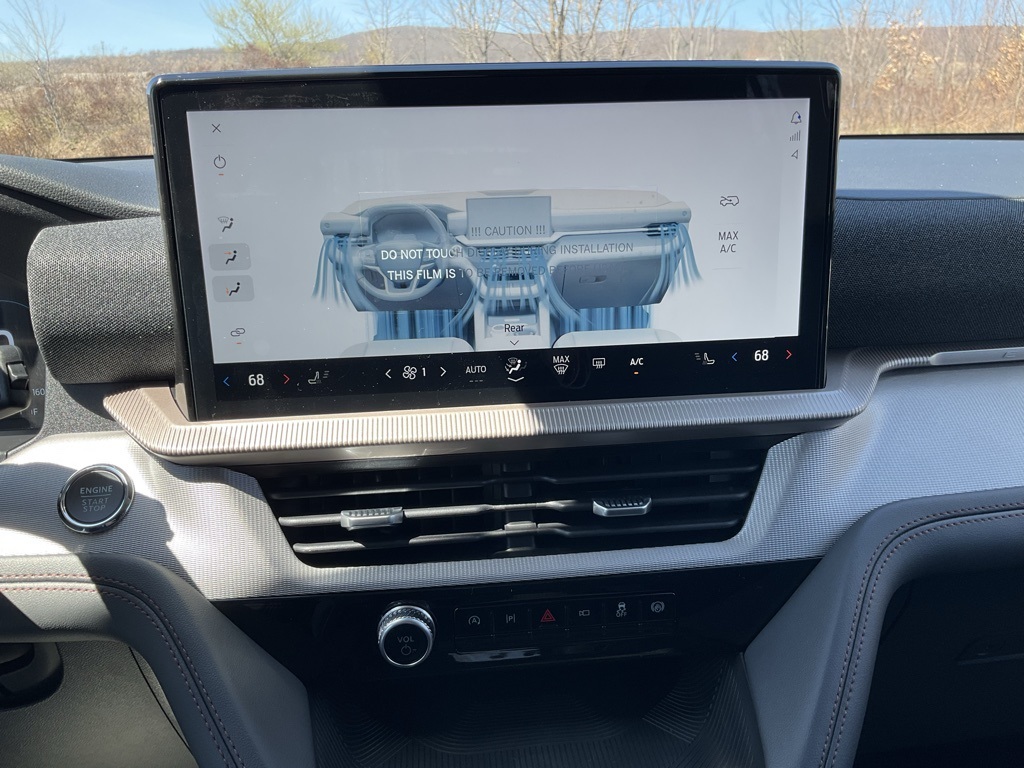 2025 Ford Explorer photo 3