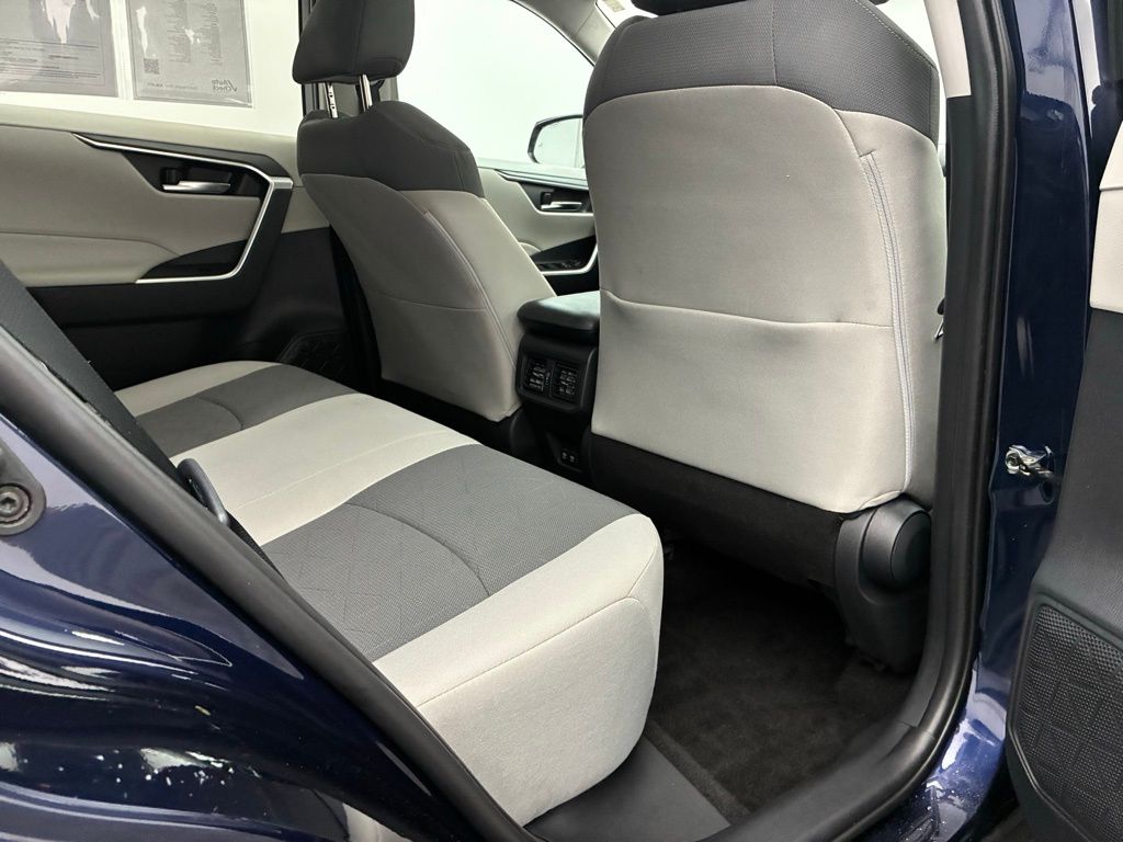 2020 Toyota RAV4 XLE photo 18