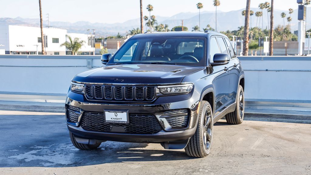 2025 Jeep Grand Cherokee Laredo Altitude photo 4