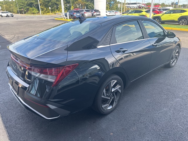 2024 Hyundai Elantra Hybrid Limited photo 6