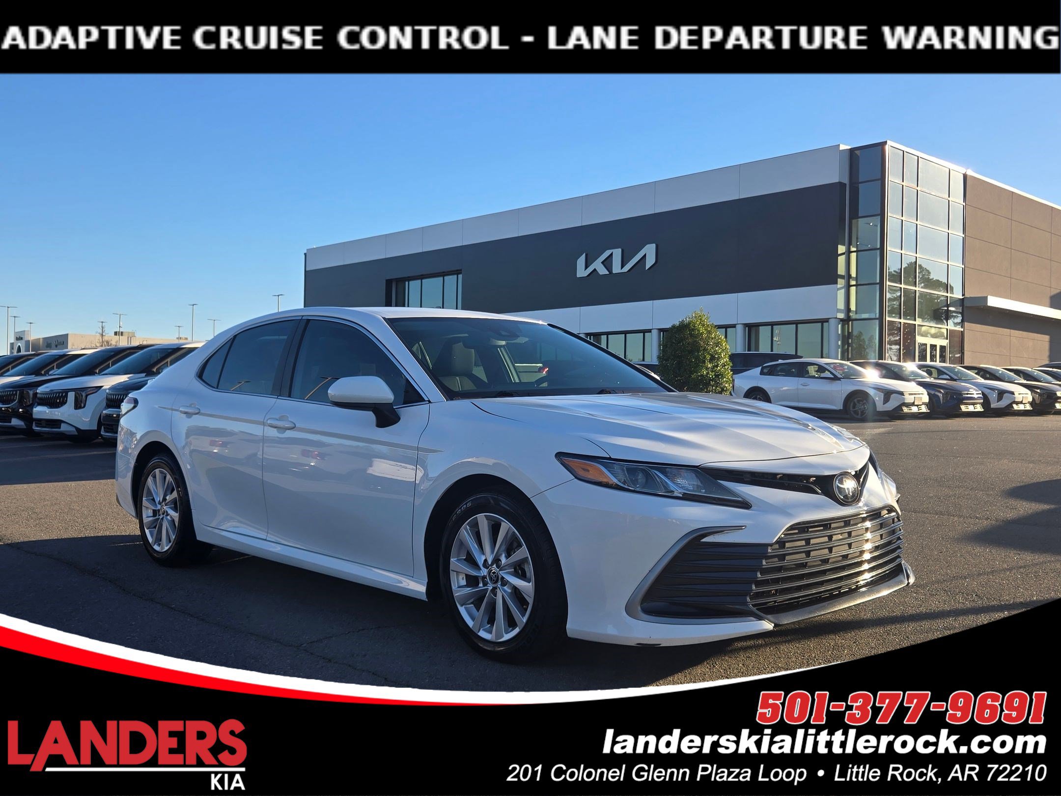 2023 Toyota Camry LE's photo