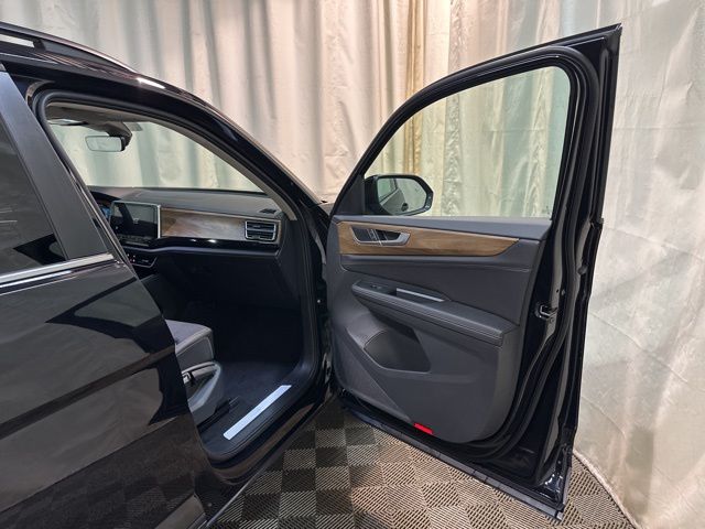 2025 Volkswagen Atlas SE Technology photo 35